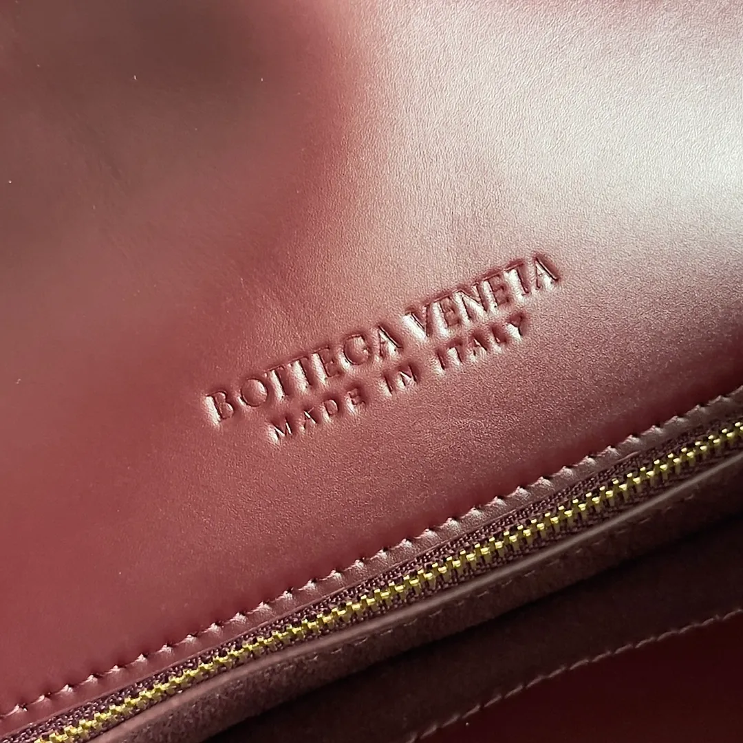 Batch 1680 Inspired by the 1970s, the Bottega Veneta women's logo shoulder bag has a smooth leather surface that brings a clean and handsome feel, just like the neatness and tenacity of a working woman. The front buckle has a high-quality hardware pendant body, and the overall retro elegance. The excellent leather feels soft. This Bottega Veneta series can be described as beautiful, weakening the complexity of the outfit, not competing for it, and only using the best quality to interpret itself. Style number: 806034 (large size) Size: 30*20*8cm